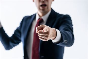 怒るビジネスマン 