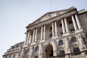 中央銀行はいずれも金利を据え置いたが、市場へは異なるメッセージを発した