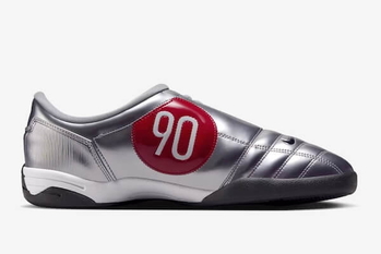 「ナイキ」の「トータル90」復刻、サッカーシューズで足元に遊び心を