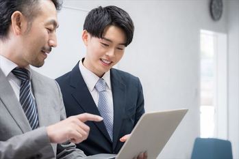 打ち合わせをするビジネスマン 部下に仕事を教える　新人指導をや研修のイメージ 