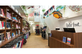 傘を広げたら大きな「傘下」ができたTSI　ウォーターフロント社買収で今後の空模様は？【いづも巳之助の一株コラム】　