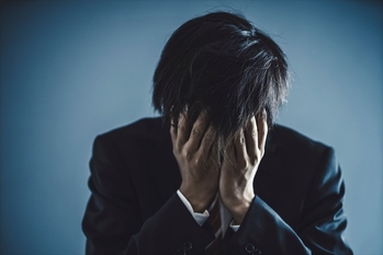 悩む・ビジネスマン