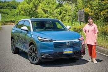 竹岡圭 K&コンパクトカー【ヒットの真相】ホンダ・ヴェゼル「後席が広くフレキシブルに使える！」（2024年11月号）