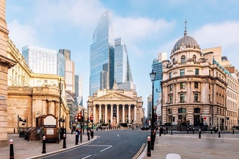 中央銀行は慎重姿勢