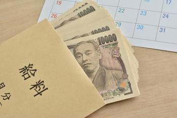 2022年は給料アップ祭り！？ 企業の約50％が「賃上げ方針」と回答