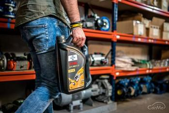 【エンジンオイル人気ランキング2024】プレミアムエンジンオイル、フックス タイタン