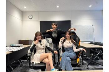 相沢菜々子、七瀬なな、南実千晴がライブ配信中にSecretlabのゲーミングチェアを組み立てる！