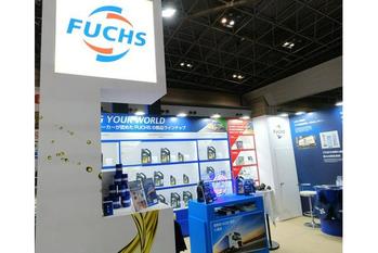 【IAAE 2025出展レポート】輸入車にピッタリなエンジンオイル！潤滑油のスペシャリスト、フックスのタイタン