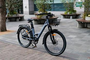 【通勤通学に便利な電動アシスト自転車】ノーメンテナンスで最長30,000㎞走行できる!?サビに強いカーボンベルト搭載「ADO Air 28」の実力を徹底試乗レビュー