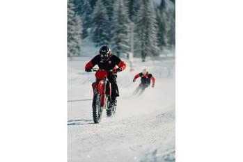 ドゥカティが“雪上”に進出!? Kappaと限定スキーコレクションを発表