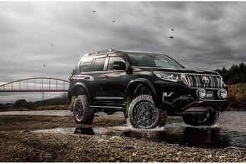 「チーム デイトナ」新作4モデルを一挙紹介！ランクルやハイエースなどをタフに魅せるレイズ最新のオフロードSUV向けホイール