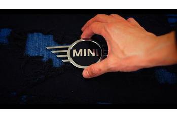 [映像初公開] デニムを纏ったMINI車「BLUE DRIVE」の走行映像が初公開! 青木被服での制作現場映像も到着。3月からは倉敷での長期展示がスタート!