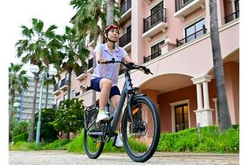 日常に走る喜びを。家族の日々を支える電動アシスト自転車「ADO AIR 28 PRO」