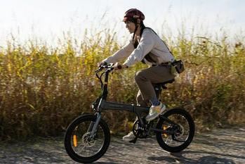 充電1回で最大100km走行！通勤通学に最適な本格派の折りたたみ電動アシスト自転車「ADO Air20」を街乗りレビュー