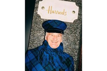 【BURBERRY】バーバリーがハロッズをナイトブルーに染める