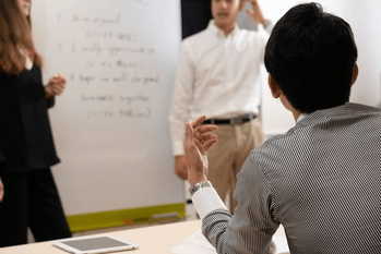 外国語より、日本語。英会話より、英文解釈と英作文。