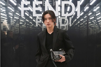 目黒蓮がミラノに　カナダでの長期撮影の疲れも見せずに「フェンディ」2027年春夏コレクションに来場