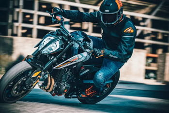 KTM ストリートモデル　ネイキッドとスーパースポーツの全11機種を発表