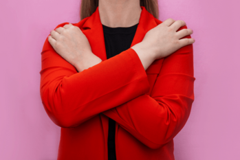 抱きしめられれば、敵は動けなくなる