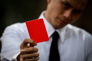 レッドカードを出す男性社員 