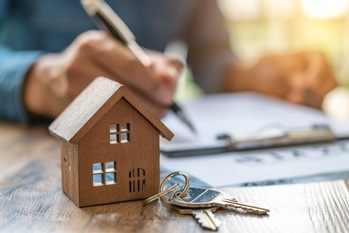 親が生きてるうちに名義変更すべき？税金・手続きの注意点と「不労所得」の作り方