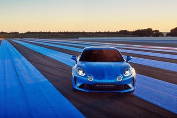 現行アルピーヌA110の最後の日本オリジナル限定車「A110 BLEU ALPINE EDITION」が登場