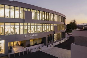独立経営の「AP」がなぜ？「スウォッチ」がホーリー・トリニティと電撃コラボ　株価は年初来高値を更新