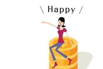 積み上げたコインに座る女性