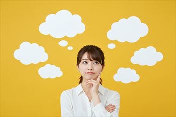 考えるアジア人女性・ビジネスや教育、アイデア発想、創造的な思考・吹き出し・黄色背景