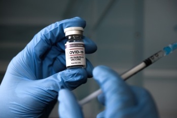 埋まらぬワクチン格差が22年の景気下振れリスクに