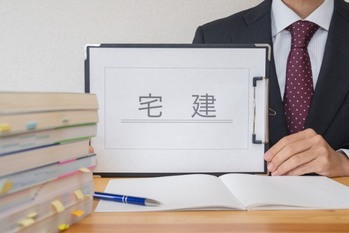 不動産投資に宅建はいらない？ 取得するメリット・デメリットを解説
