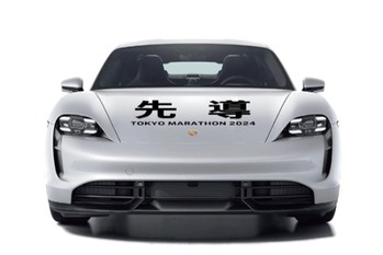 東京マラソン2024のオフィシャルカーとなるポルシェ・タイカンのラッピングビジュアルが公開