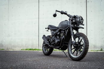 「TRIUMPH x WhiteMountaineering」の世界観を演出　カスタムバイク発表