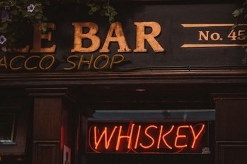 バーでウイスキーを楽しむために知っておきたいマナーを解説