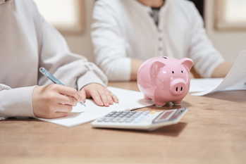 家計の見直しをするアジア人の夫婦