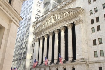 FRBは中立金利まで利上げの後、23年初に引き締め見直しへ