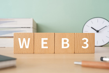 WEB3のイメージ｜「WEB3」と書かれたブロックが置かれたデスク 