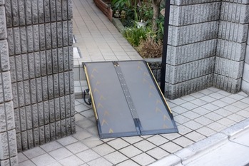 既存のマンションをリフォームせずにバリアフリー化できるスロープ活用法