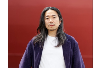 常石グループのチーフ・デザイン・オフィサーに就任した落合宏理が率いる「ツネイシデザインプロジェクト」が始動