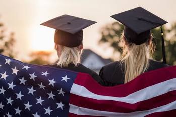 大学進学は最も割のいい投資？高卒と大卒の所得格差のピークは何歳？