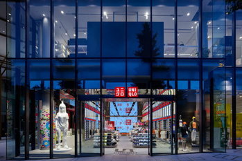 ファーストリテイリングの株価が3日連続上昇で年初来最高値を更新