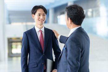 オフィスで働く男女のビジネスマン