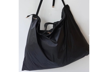 トレンドを抑えつつ、周りと差をつける！ナイロン製のショルダーバッグ