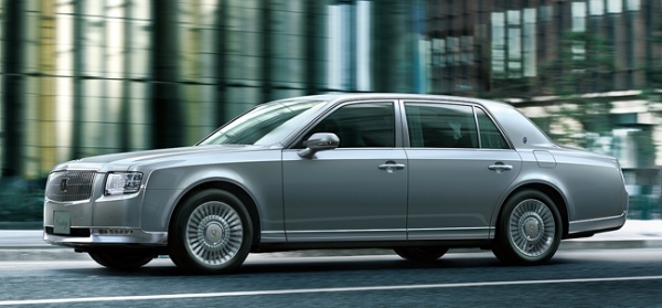 王道を行くトヨタ・センチュリーのセダンが機能装備をアップデート