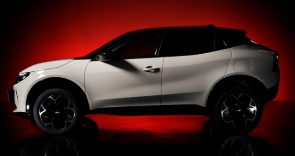 純白のボディカラーにカーボン調パーツを配したアルファロメオ・ジュニアの特別仕様車が日本上陸