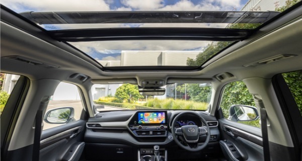 トヨタの米国産3列シートミッドサイズSUV「ハイランダー」が日本全国展開で発売
