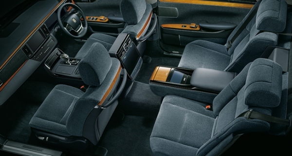 王道を行くトヨタ・センチュリーのセダンが機能装備をアップデート