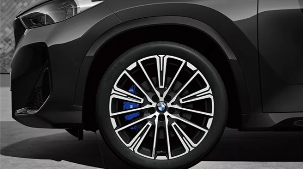 フォーマルなシーンでも際立つ優美な佇まいを演出したBMW X1の特別限定モデルが日本発売