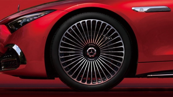 究極の美と心地よさに包まれながらオープンドライブが愉しめるメルセデス・マイバッハのSLモデルが日本で発売