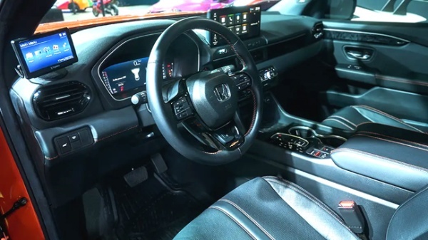 ホンダは東京オートサロン2026で“Honda Sports DNA”を象徴する新ラインの「SPORT LINE」と「TRAIL LINE」を発表